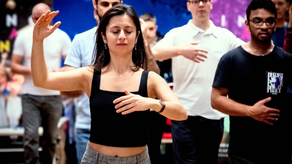 Improvers tango class in Munich, dancers practicing posture and walking technique during a group exercise