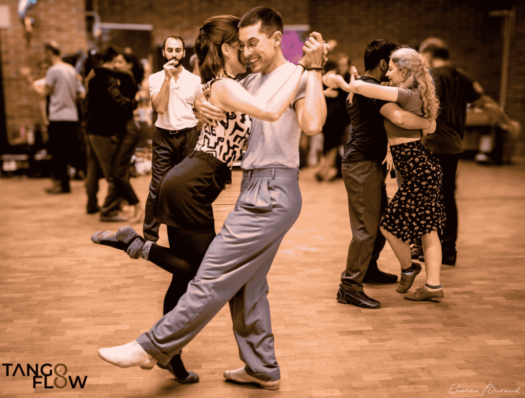 Young couples dancing Argentine tango at a Tango Flow workshops in Munich.
